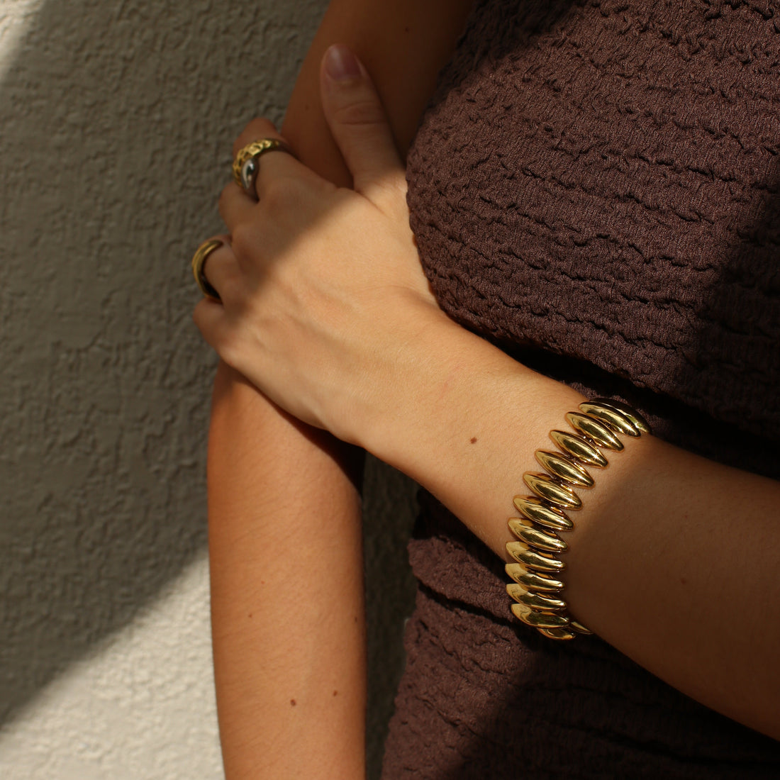 Bracelet à maillons en acier inoxydable porté au poignet – Rélia Bijoux