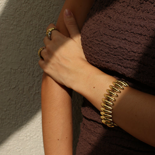 Bracelet à maillons en acier inoxydable porté au poignet – Rélia Bijoux
