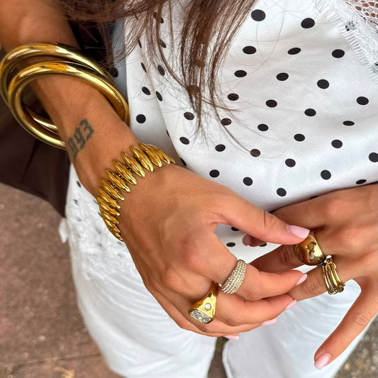 Bagues et bracelets joncs à finition dorée portés au quotidien - Rélia Bijoux