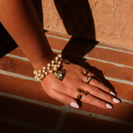 Bracelet Elena à perles avec pendentif cœur porté au poignet – Rélia Bijoux