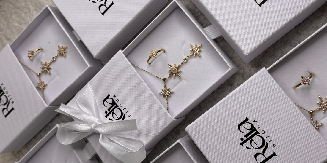 Collier doré en acier inoxydable 304 porté sur une encolure dégagée, Rélia Bijoux