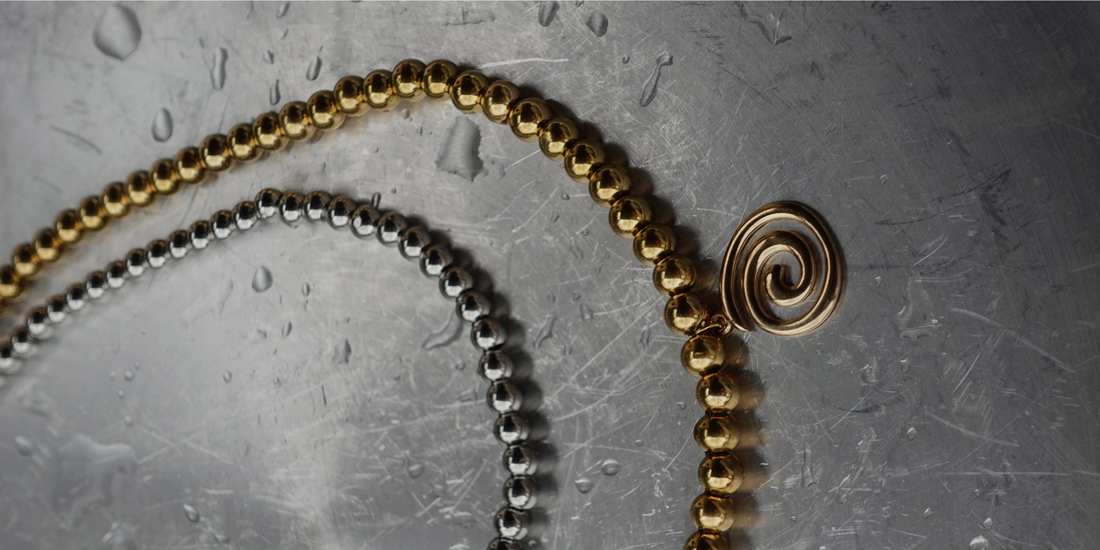 Les bijoux à porter au travail : élégance et discrétion