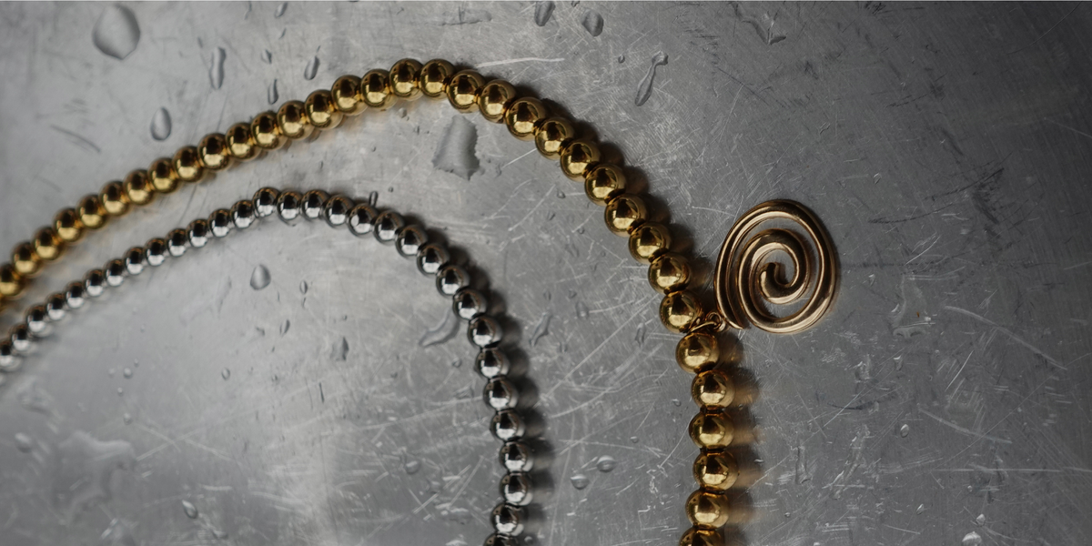 Quels bijoux porter au travail (et ce que ton employeur peut interdire) ?