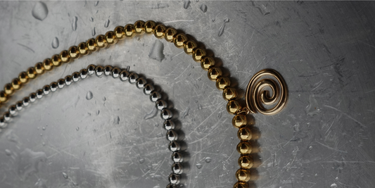 Les bijoux à porter au travail : élégance et discrétion