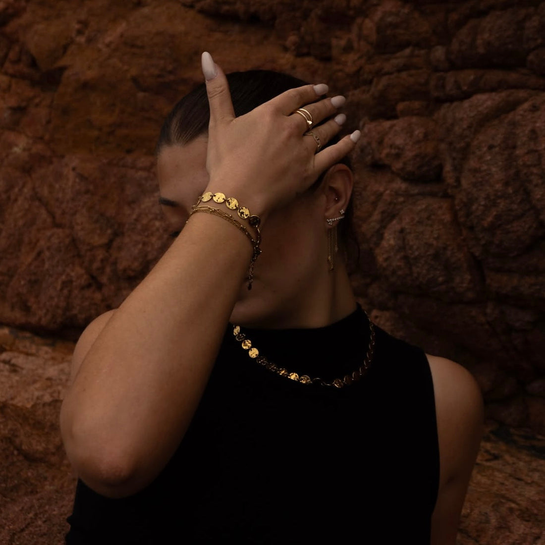 Bracelets et collier dorés en acier inoxydable 304 portés au poignet et au cou – Rélia Bijoux