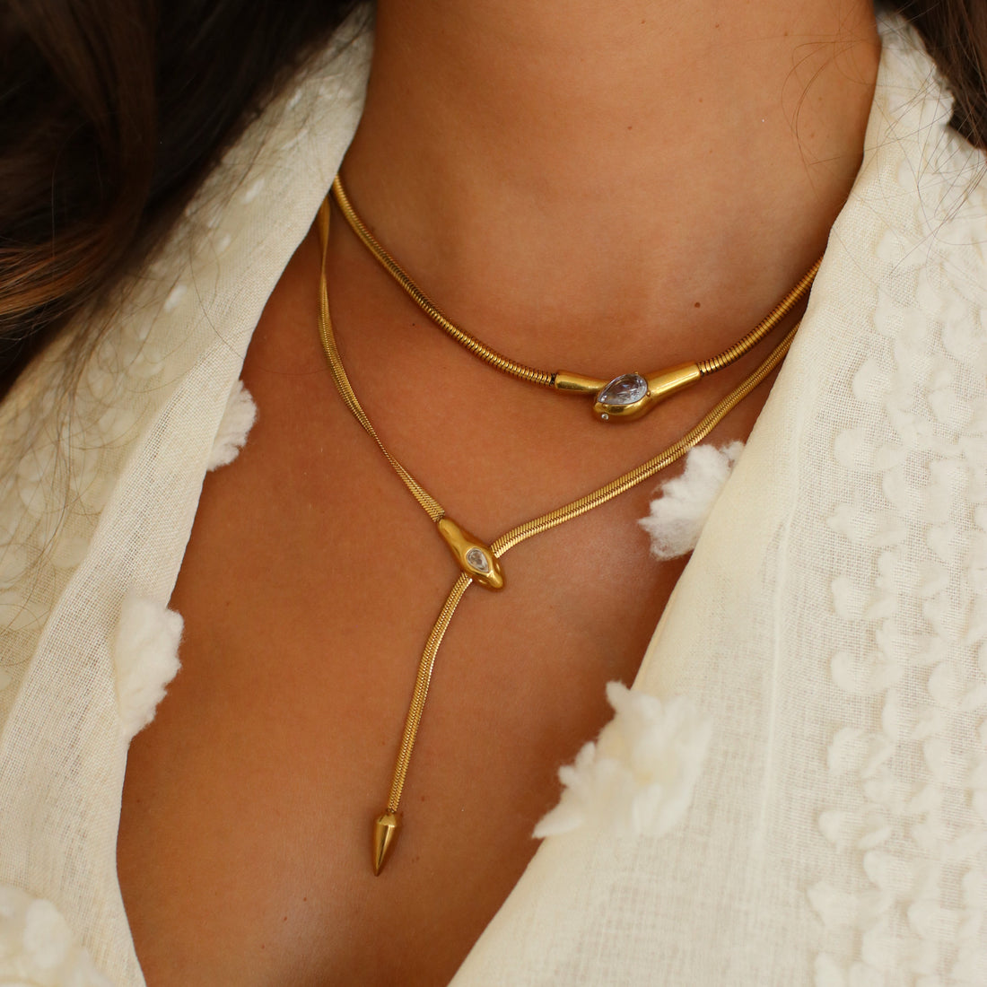 Deux colliers dorés superposés portés au cou, en acier inoxydable 304 à finition dorée – Rélia Bijoux