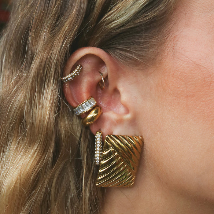 Ear cuffs dorés portés sur le cartilage d'une oreille, Rélia Bijoux