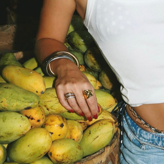 Poignet de femme portant plusieurs bracelets superposés en acier inoxydable – Rélia Bijoux