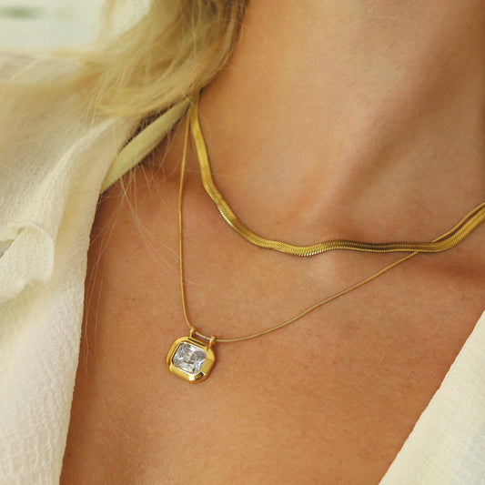 Collier porté sur une peau bronzée en acier inoxydable – Rélia Bijoux