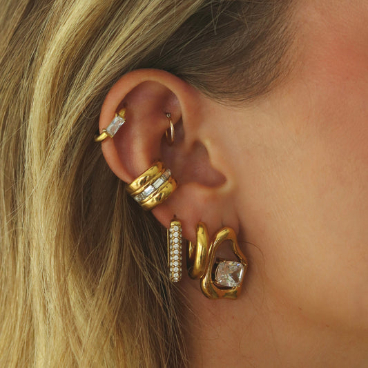 Accumulation de ear cuffs dorés en acier inoxydable sur une oreille – Rélia Bijoux