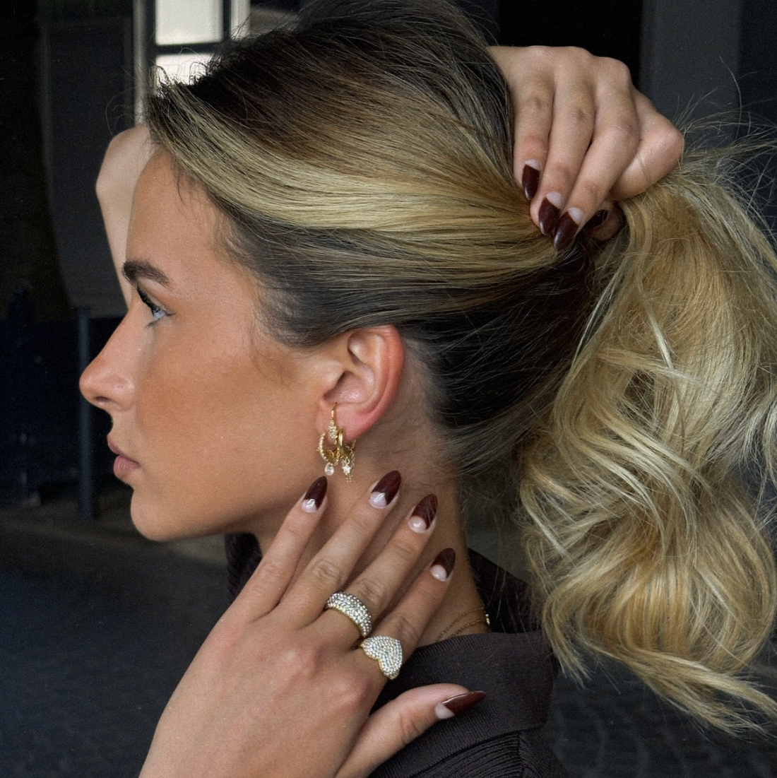 Mains portant plusieurs bagues fines en acier inoxydable – Rélia Bijoux